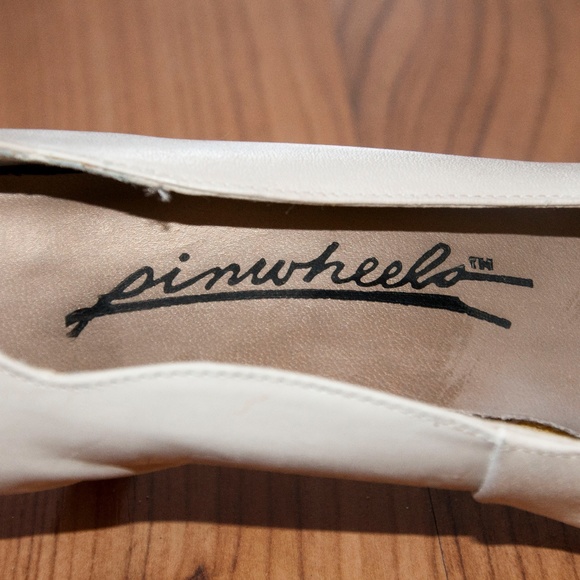 Cream Leather Pumps in Good shape!  Size 9 - Picture 2 of 7